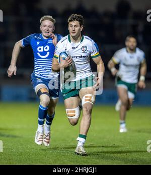 Manchester, Royaume-Uni. 25th févr. 2022. 25th février 2022 ; AJ Bell Stadium, sale, Angleterre ; Gallagher Premiership rugby, Vente versus London Irish: Juan Martin Gonzalez de London Irish court avec le ballon Credit: Action plus Sports Images/Alay Live News Banque D'Images