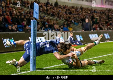 Manchester, Royaume-Uni. 25th févr. 2022. 25th février 2022 ; AJ Bell Stadium, sale, Angleterre ; Gallagher Premiership rugby, Vente versus London Irish: Raffi Quirke of sale Sharks fait un Tackle Credit: Action plus Sports Images/Alamy Live News Banque D'Images