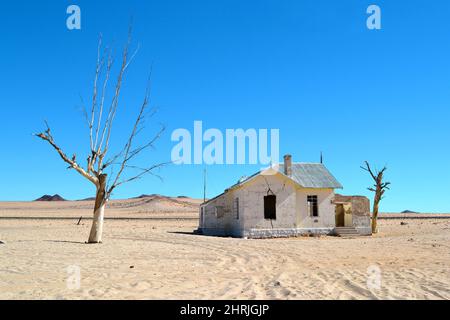 Une gare de Kolmanskop, est abandonnée dans le désert, dans le sable, en Namibie. Banque D'Images