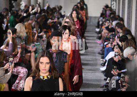 Milan, IT. 25th févr. 2022. Un mannequin marche sur la piste du défilé de mode Etro lors du défilé de mode automne hiver 2022 Collections à la semaine de la mode de Milan à Milan, en Italie, le 25 2022 février. (Photo de Jonas Gustavsson/Sipa USA) crédit: SIPA USA/Alay Live News Banque D'Images