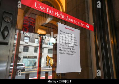 Un panneau au guichet du Carnegie Hall annonce que le chef d'orchestre russe Valery Gergiev ne conduira plus l'Orchestre philharmonique de Vienne en février Banque D'Images