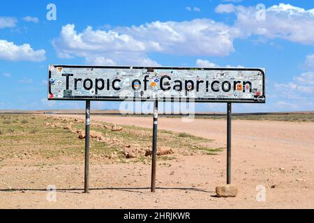 Rehoboth, Namibie - 7 mars 2017 : Tropique du panneau Capricorne dans le désert où une circulaire traverse la Namibie dans le sud de l'Afrique. Banque D'Images