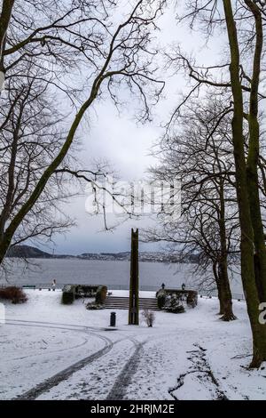 Totem en hiver dans le parc Nordnes, Bergen, Norvège. Un cadeau de la ville sœur de Seattle en 1970 pour le 900 ans de Bergen. Banque D'Images