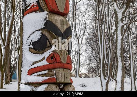 Totem en hiver dans le parc Nordnes, Bergen, Norvège. Un cadeau de la ville sœur de Seattle en 1970 pour le 900 ans de Bergen. Banque D'Images