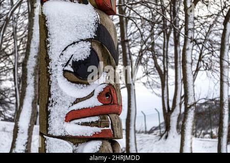 Totem en hiver dans le parc Nordnes, Bergen, Norvège. Un cadeau de la ville sœur de Seattle en 1970 pour le 900 ans de Bergen. Banque D'Images