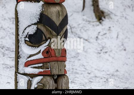 Totem en hiver dans le parc Nordnes, Bergen, Norvège. Un cadeau de la ville sœur de Seattle en 1970 pour le 900 ans de Bergen. Banque D'Images