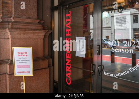 Un panneau au guichet du Carnegie Hall annonce que le chef d'orchestre russe Valery Gergiev ne conduira plus l'Orchestre philharmonique de Vienne en février Banque D'Images