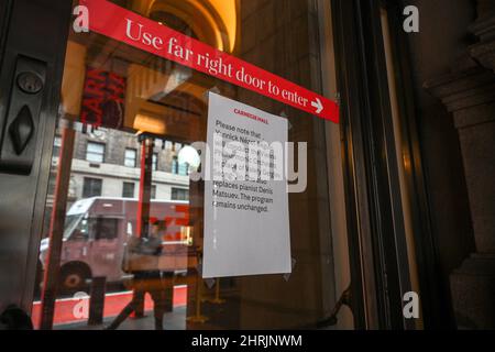 Un panneau au guichet du Carnegie Hall annonce que le chef d'orchestre russe Valery Gergiev ne conduira plus l'Orchestre philharmonique de Vienne en février Banque D'Images