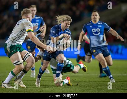 Manchester, Royaume-Uni. 25th févr. 2022. 25th février 2022 ; AJ Bell Stadium, sale, Angleterre ; Gallagher Premiership rugby, Vente contre London Irish: FAF de Klerk de sale Sharks est abordé par Tom Pearson de London Irish Credit: Action plus Sports Images/Alay Live News Banque D'Images