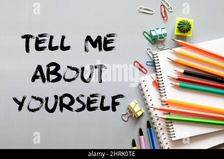 Parlez-moi de vous-même, les mots de texte typographie écrit sur papier sur fond de bois, la vie et l'entreprise motivational concept d'inspiration Banque D'Images