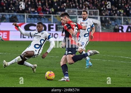 Genova, Italie. 25th févr. 2022. DENZEL DUMFRIES (Inter) Riccardo Calafiori (Gênes) pendant Gênes CFC vs Inter - FC Internazionale, football italien série A match à Genova, Italie, février 25 2022 crédit: Agence de photo indépendante/Alamy Live News Banque D'Images