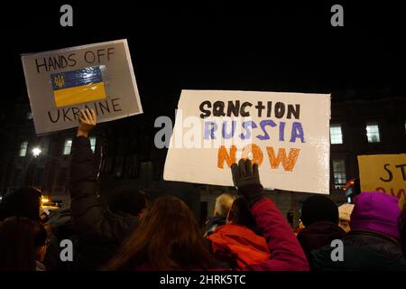 Personnes tenant des pancartes, protestation contre l'invasion de la Russie de l'Ukraine, Whitehall, près de Downing Street, Londres, Royaume-Uni, 25 février 2022 Banque D'Images