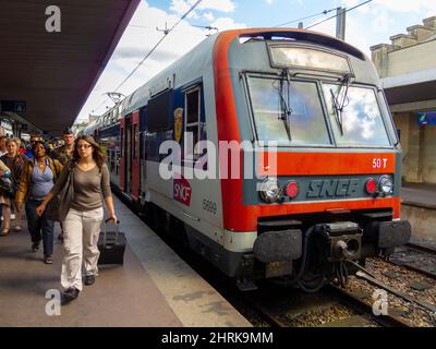 Paris, France, personnes voyageant en métro, Gare RER, Seine saint denis, RER SNCF, quai extérieur, façade, banlieue française Banque D'Images