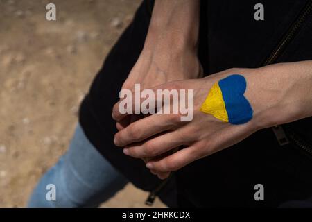 Mains de femmes peintes en Ukraine drapeau couleurs en forme de coeur