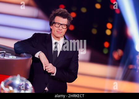 Cologne, Allemagne. 25th févr. 2022. Daniel Hartwich, animateur, se dresse dans le spectacle de danse RTL 'let's Dance' dans le Coloneum. Credit: Rolf Vennenbernd/dpa/Alay Live News Banque D'Images