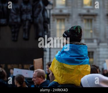 Londres, Royaume-Uni. 25th févr. 2022. LONDRES, ANGLETERRE - FÉVRIER 25: Les gens manifestent en faveur de l'Ukraine à Whitehall, à l'extérieur de Downing Street, la résidence du Premier ministre britannique Boris Johnson le 25 février 2022 à Londres, Angleterre. La Russie a lancé une attaque à grande échelle contre l'Ukraine, avec des troupes russes envahissant le pays du nord, de l'est et du sud, accompagnées de frappes aériennes et de bombardements. L'offensive a suscité une vague de sanctions de la part des gouvernements américain et européen. Photo de Sebastian Frej crédit: Sebo47/Alamy Live News Banque D'Images