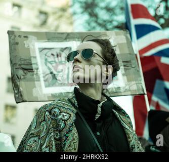 Londres, Royaume-Uni. 25th févr. 2022. LONDRES, ANGLETERRE - FÉVRIER 25: Les gens manifestent en faveur de l'Ukraine à Whitehall, à l'extérieur de Downing Street, la résidence du Premier ministre britannique Boris Johnson le 25 février 2022 à Londres, Angleterre. La Russie a lancé une attaque à grande échelle contre l'Ukraine, avec des troupes russes envahissant le pays du nord, de l'est et du sud, accompagnées de frappes aériennes et de bombardements. L'offensive a suscité une vague de sanctions de la part des gouvernements américain et européen. Photo de Sebastian Frej crédit: Sebo47/Alamy Live News Banque D'Images