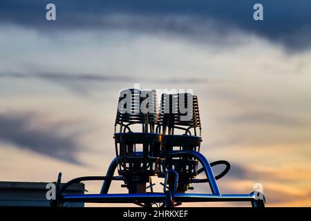 Brûleurs à ballon d'air chaud en métal avec ciel nuageux en arrière-plan au coucher du soleil Banque D'Images