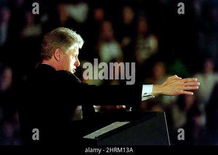 Le président américain Bill Clinton s'adresse à une conférence de leadership contre les drogues illégales à l'école secondaire Eleanor Roosevelt, le 7 mars 1996 à Greenbelt, Maryland. La conférence a réuni des étudiants, des organisateurs de la base et des décideurs pour aider à élaborer une stratégie contre la drogue et la criminalité chez les jeunes. Banque D'Images