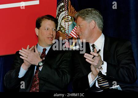 Le président américain Bill Clinton et le vice-président Al Gore assistent à une conférence de leadership contre les drogues illégales à l'école secondaire Eleanor Roosevelt, le 7 mars 1996 à Greenbelt, Maryland. La conférence a réuni des étudiants, des organisateurs de la base et des décideurs pour aider à élaborer une stratégie contre la drogue et la criminalité chez les jeunes. Banque D'Images