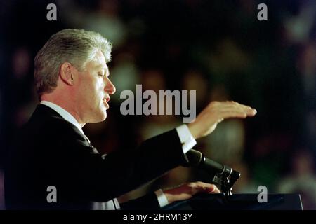 Le président américain Bill Clinton s'adresse à une conférence de leadership contre les drogues illégales à l'école secondaire Eleanor Roosevelt, le 7 mars 1996 à Greenbelt, Maryland. La conférence a réuni des étudiants, des organisateurs de la base et des décideurs pour aider à élaborer une stratégie contre la drogue et la criminalité chez les jeunes. Banque D'Images