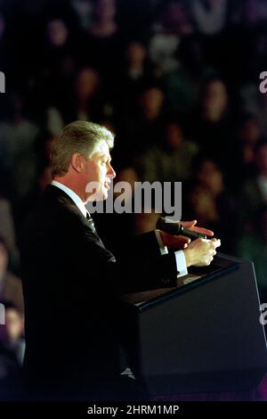 Le président américain Bill Clinton s'adresse à une conférence de leadership contre les drogues illégales à l'école secondaire Eleanor Roosevelt, le 7 mars 1996 à Greenbelt, Maryland. La conférence a réuni des étudiants, des organisateurs de la base et des décideurs pour aider à élaborer une stratégie contre la drogue et la criminalité chez les jeunes. Banque D'Images