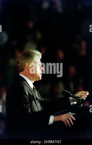 Le président américain Bill Clinton s'adresse à une conférence de leadership contre les drogues illégales à l'école secondaire Eleanor Roosevelt, le 7 mars 1996 à Greenbelt, Maryland. La conférence a réuni des étudiants, des organisateurs de la base et des décideurs pour aider à élaborer une stratégie contre la drogue et la criminalité chez les jeunes. Banque D'Images