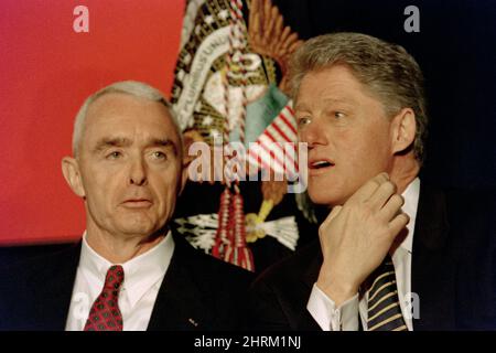 Le président américain Bill Clinton et le tsar général Barry McCaffrey, à gauche, assistent à une conférence de leadership contre les drogues illégales à l'école secondaire Eleanor Roosevelt le 7 mars 1996 à Greenbelt, Maryland. La conférence a réuni des étudiants, des organisateurs de la base et des décideurs pour aider à élaborer une stratégie contre la drogue et la criminalité chez les jeunes. Banque D'Images