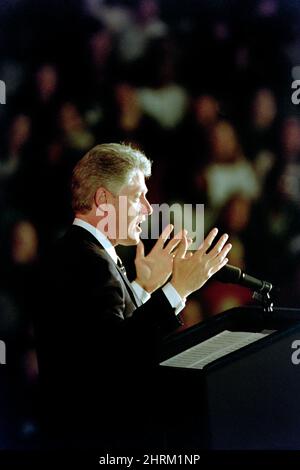 Le président américain Bill Clinton s'adresse à une conférence de leadership contre les drogues illégales à l'école secondaire Eleanor Roosevelt, le 7 mars 1996 à Greenbelt, Maryland. La conférence a réuni des étudiants, des organisateurs de la base et des décideurs pour aider à élaborer une stratégie contre la drogue et la criminalité chez les jeunes. Banque D'Images