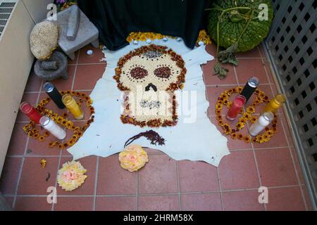 Exposition de l'autel Day of the Dead au cimetière Forest Home de Milwaukee, Wisconsin, États-Unis. Banque D'Images