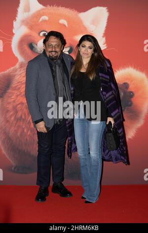 Rome, Italie - 25 février 2022. Enrico Brignano avec Flora Canto, assiste à la première 'Rouge' au Cinema Moderno. Crédits: Luigi de Pompeis/Alamy Live News Banque D'Images