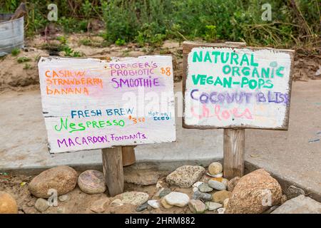 Des affiches faites à la main faisant la publicité des produits alimentaires Banque D'Images