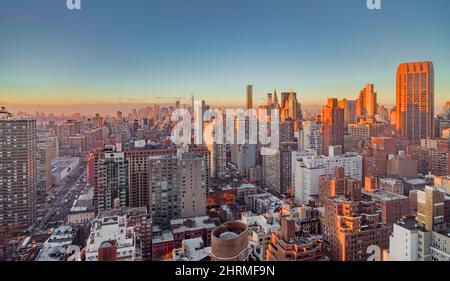 Paysage urbain de New York sous le soleil de la fin de la journée Banque D'Images