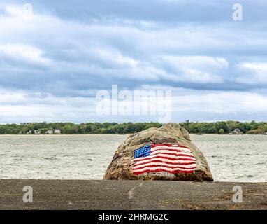 Un drapeau américain peint sur un gros rocher à Shelter Island, NY Banque D'Images