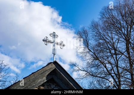 Traversez le toit de l'église orthodoxe et le ciel bleu avec des nuages en arrière-plan, le jour ensoleillé du printemps. Gros plan, mise au point sélective Banque D'Images
