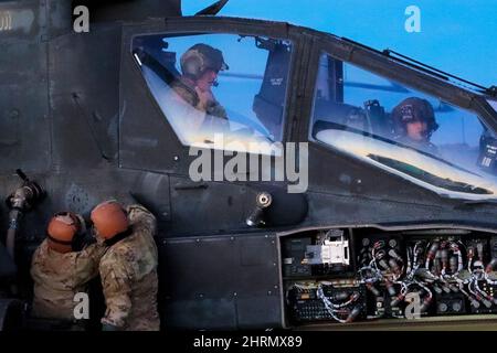 Près de Las Cruces, Nouveau-Mexique, Etats-Unis. 10th févr. 2022. Les réparateurs de systèmes d'armement, affectés au 1-501st Bataillon, Brigade de l'aviation de combat, 1st Armored Division, effectuent des vérifications mécaniques et électriques après le vol d'un hélicoptère Apache AH-64 qui retourne au camp après avoir complété une partie de qualification de l'arme à feu à fort Bliss McGregor Range au Nouveau-Mexique, le 10 février 2022. Ces soldats sont chargés de s'assurer que les systèmes électriques, avioniques et d'armement des hélicoptères fonctionnent correctement. Crédit: Armée américaine/ZUMA Press Wire Service/ZUMAPRESS.com/Alamy Live News Banque D'Images