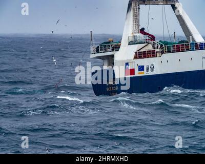 Un bateau de pêche au krill attrapant le krill au large des îles Orcades du Sud, Antarctique Banque D'Images