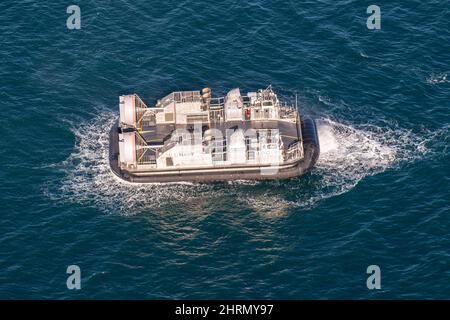 Panama City Beach, Floride, États-Unis. 12th févr. 2022. La nouvelle génération d'embarcation, Ship to Shore Connector (SSC), Landing Craft, Air Cushion (LCAC), a réalisé avec succès des tests d'interopérabilité de plate-forme de puits avec l'USS carter Hall (LSD 50) et a démontré que l'embarcation est une autre étape plus proche de l'intégration de la flotte. L'épreuve, une collaboration entre PEO Ships, USS carter Hall, Naval surface Warfare Centre Panama City Division et d'autres parties prenantes, a été le point culminant de plusieurs mois de préparation. Les tests ont également une signification historique, comme Panama City, Fla est l'emplacement de la Na Banque D'Images