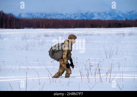 Le 10 février 2022 - base interarmées Elmendorf-Richardson, Alaska, États-Unis - le premier Airman de la Force aérienne des États-Unis, Bryan Guerrero, un apprenti du groupe tactique de contrôle aérien (TACP) affecté au détachement 1, 3rd de l'Escadron des opérations de soutien aérien quitte la zone de Malemute après avoir terminé l'entraînement aéroporté à la base interarmées Elmendorf-Richardson, Alaska, le 10 février 2022. Les aviateurs de guerre spéciale de la Force aérienne et les gardes nationaux de l'Armée de l'Alaska du Commandement de la troupe d'aviation de 207th ont mené l'entraînement pour démontrer les compétences aéroportées et de préparation à la mission dans un environnement arctique. (Credit image: © U.S. Air Force/ZUMA Press Wire SER Banque D'Images