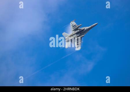 MER DES PHILIPPINES (fév 24, 2022) un F/A-18E Super Hornet, affecté aux 'vigilantes' du Strike Fighter Squadron (VFA) 151, survole le pont de vol du porte-avions de la classe Nimitz USS Abraham Lincoln (CVN 72). Abraham Lincoln Strike Group est en cours de déploiement prévu dans la zone d'exploitation de la flotte américaine 7th afin d'améliorer l'interopérabilité par le biais d'alliances et de partenariats tout en servant de force d'intervention prête à l'emploi pour soutenir une région Indo-Pacifique libre et ouverte. (É.-U. Photo de la marine par le Spécialiste des communications de masse 3rd classe Javier Reyes) Banque D'Images