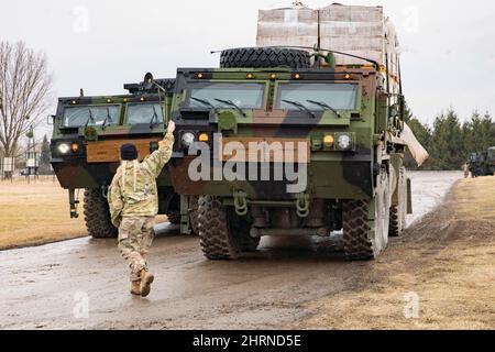 Le parachutiste affecté à l'équipe de combat de la 3rd Brigade, 82nd Airborne Division dirige un véhicule du système de charge palettisé M1075 dans une zone d'assemblage tactique le 21 février à Zamość, en Pologne. Des parachutistes affectés à la division aéroportée 82nd sont actuellement déployés en Pologne pour former et opérer aux côtés de nos alliés polonais. Cet événement constitue une excellente occasion d'améliorer la formation tactique et d'accroître notre interopérabilité dans tous les domaines. (É.-U. Photo du corps marin par Sgt. Claudia Nix) Banque D'Images