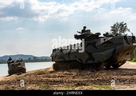 U-Tapao, Royaume de Thaïlande – Royal Thai et les Marines des États-Unis exploitent des véhicules d'assaut amphibie du Royal Thai Marine corps AAV7A1 RAM/RS au cours d'un exercice d'entraînement le 23 février 2022. Les Marines thaïes royales du bataillon de véhicules amphibies d'assaut de la RTMC et les Marines américaines du bataillon des amphibiens d'assaut de 3rd, division marine de 1st, participent à un échange d'experts en la matière du 21 février au 4 mars 2022, dans le cadre de l'exercice Cobra Gold 2022. Pendant le SMEE, Thai et les Marines des États-Unis s'entraîneront à la fois sur l'entretien et les opérations de l'AAV. Cobra Gold 2022 est la version 41st de la formation internationale Banque D'Images