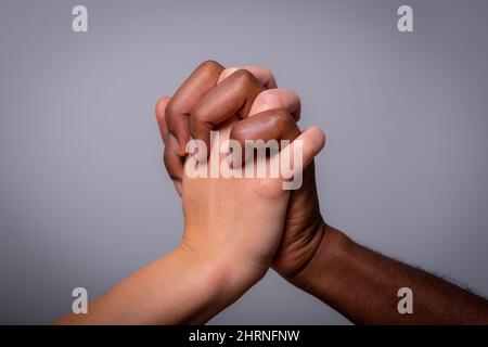 Deux mains, une blanche et une noire, secouer. Concept de multiethnicité et de racisme Banque D'Images