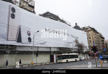 Bucarest, Roumanie - 07 février 2022 : une publicité pour le smartphone Huawei P50 est affichée sur une très grande bannière sur le Grand Hotel du Boulevard. Banque D'Images