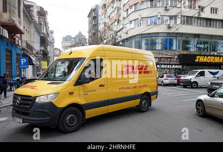 Bucarest, Roumanie - 24 février 2022 livraison jaune DHL dans une rue de Bucarest. Cette image est destinée à un usage éditorial uniquement. Banque D'Images