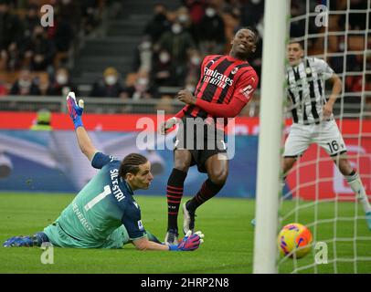 Milan, Italie. 25th févr. 2022. Rafael Leao (C) d'AC Milan marque son but lors d'un match de football de série A entre AC Milan et Udinese à Milan, Italie, le 25 février 2022. Crédit: Alberto Lingria/Xinhua/Alay Live News Banque D'Images