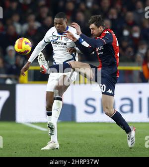 Gênes. 25th févr. 2022. Denzel Dumfries (L) de l'Inter Milan vit avec Andrea Cambiaso de Gênes lors d'un match de football entre Gênes et l'Inter Milan à Genova, Italie, 25 février 2022. Credit: STR/Xinhua/Alay Live News Banque D'Images