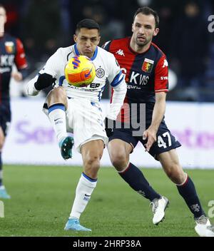 Gênes. 25th févr. 2022. Alexis Sanchez (L), de l'Inter Milan, rivalise avec le Milan Badelj de Gênes lors d'un match de football entre Gênes et l'Inter Milan à Gênes, Italie, 25 février 2022. Credit: STR/Xinhua/Alay Live News Banque D'Images