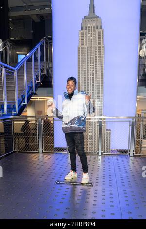 25 février 2022, New York, New York, États-Unis: Jabari Banks, star de la nouvelle série de Peacockâ€™s Bel-Air visite le bâtiment et l'observatoire de l'Empire State (Credit image: © Lev Radin/Pacific Press via ZUMA Press Wire) Banque D'Images