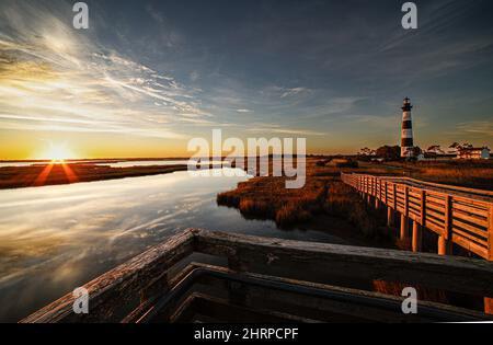 Vue sur le phare de l'île de Bodie au coucher du soleil. États-Unis. Banque D'Images